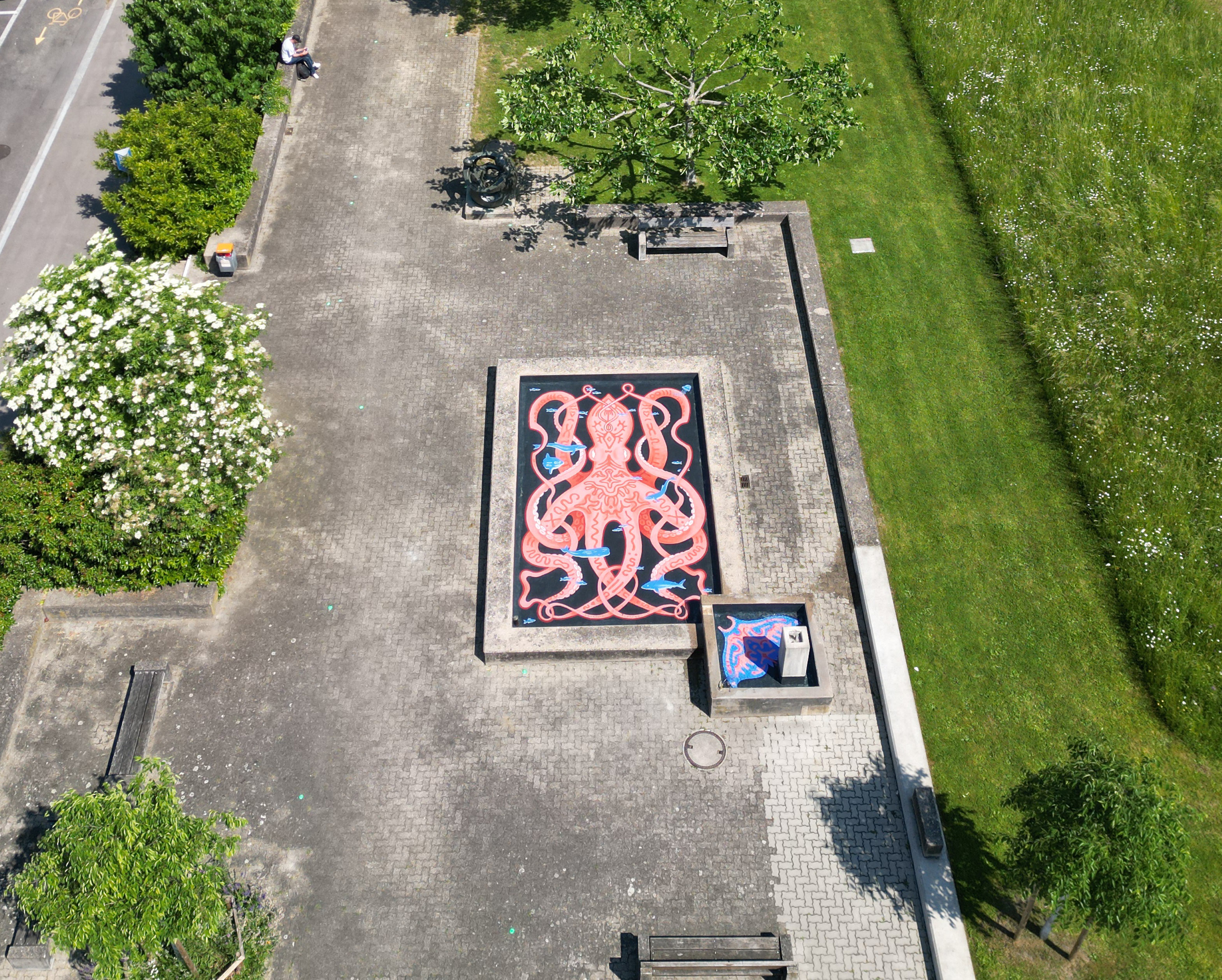 Brunnenbemalung mit Infinity Octopus in Frauenfeld, Schweiz von Künstlerin Patrizia Stalder